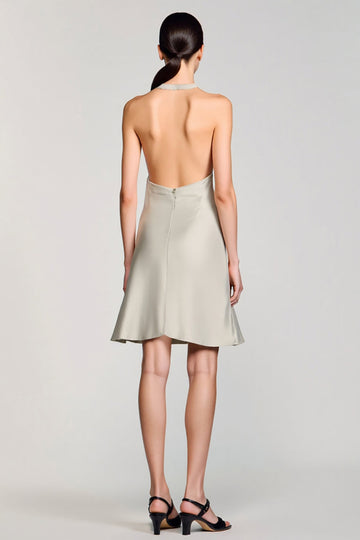 Robe courte dos nu en satin gris